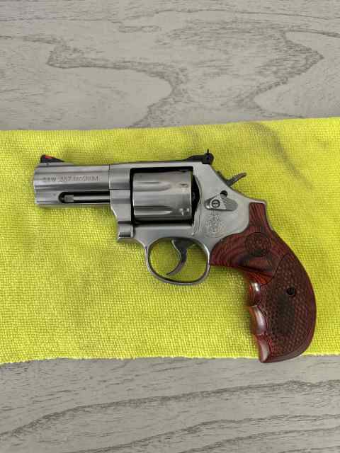 Smith &amp; Wesson Model 686 Plus Deluxe 357 Magnum 