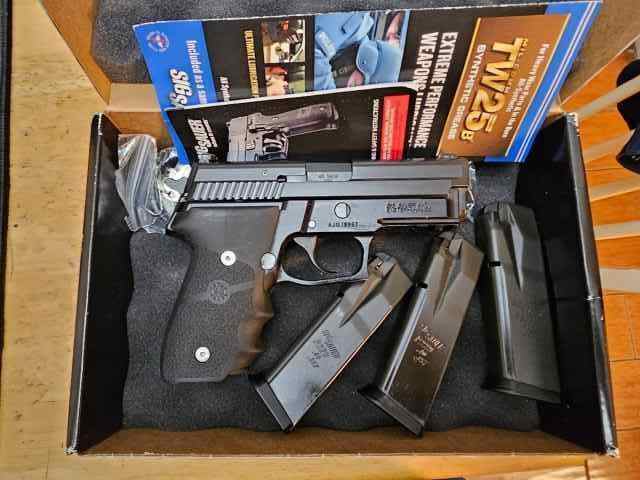 Like New SIG Sauer P229R Nitron w /3 mags