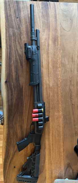 Remington 870 Tactical (with attachments)