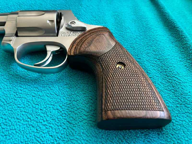 Taurus 856 Executive Grade + Pelican Case + Ammo